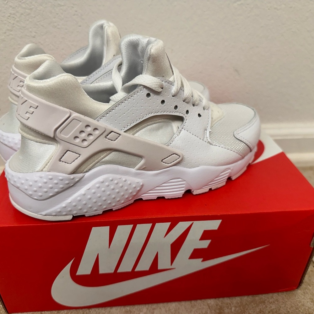 Huarache 4Y. NWOT.